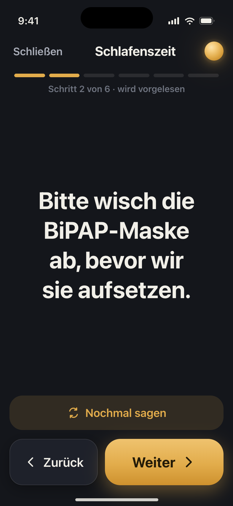 Der Nacht-Routine-Player auf dunklem Bildschirm, der einen Zubettgeh-Schritt laut spricht: 'Bitte wische die BiPAP-Maske ab, bevor wir sie aufsetzen.'